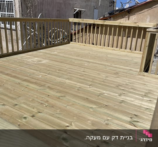 דק עץ עם מעקה עץ על גג
